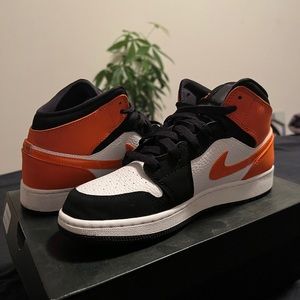 Air Jordan 1s MID GS